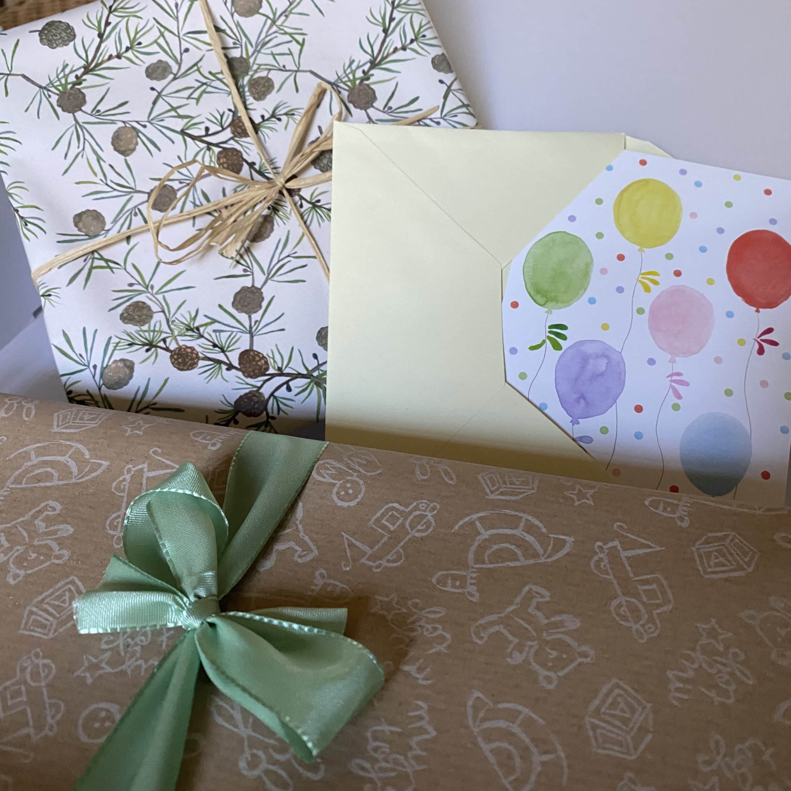 Des paquets cadeaux emballés avec soin avec de jolis rubans et de belles cartes pour marquer joyeusement les évènements de la vie de votre filleul-e