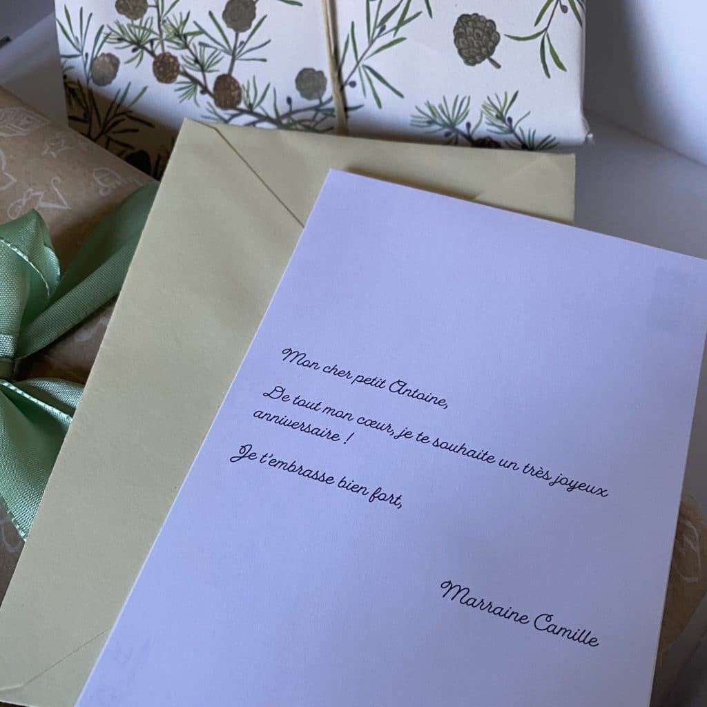 Une lettre dans une belle enveloppe pour votre filleul-e : laissez le soin à Honorée & Co d'imprimer vos jolis messages à joindre les colis de vos cadeaux filleuls