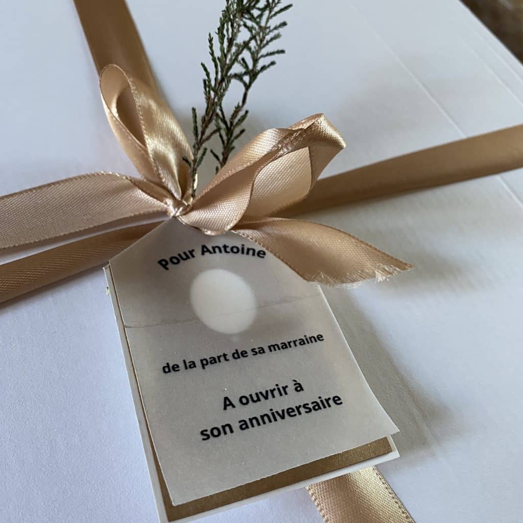 Honorée & Co vous propose de personnaliser avec vos mots doux les étiquettes des paquets cadeaux qui sont envoyés à votre filleul-e par Honorée & Co